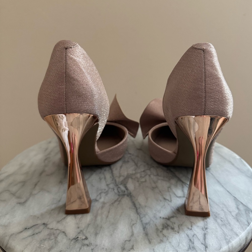 Betsey Johnson Women’s Nobble Sculpted Bow Pumps Size 10 Champagne Sparkle - Picture 4 of 8